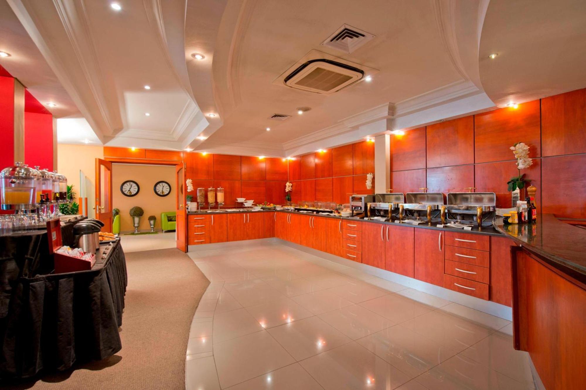 Protea Hotel By Marriott Windhoek Furstenhof Ngoại thất bức ảnh
